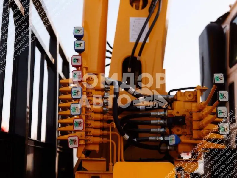 Грузовик с манипулятором Soosan SCS333 на шасси Daewoo Novus CC4CT