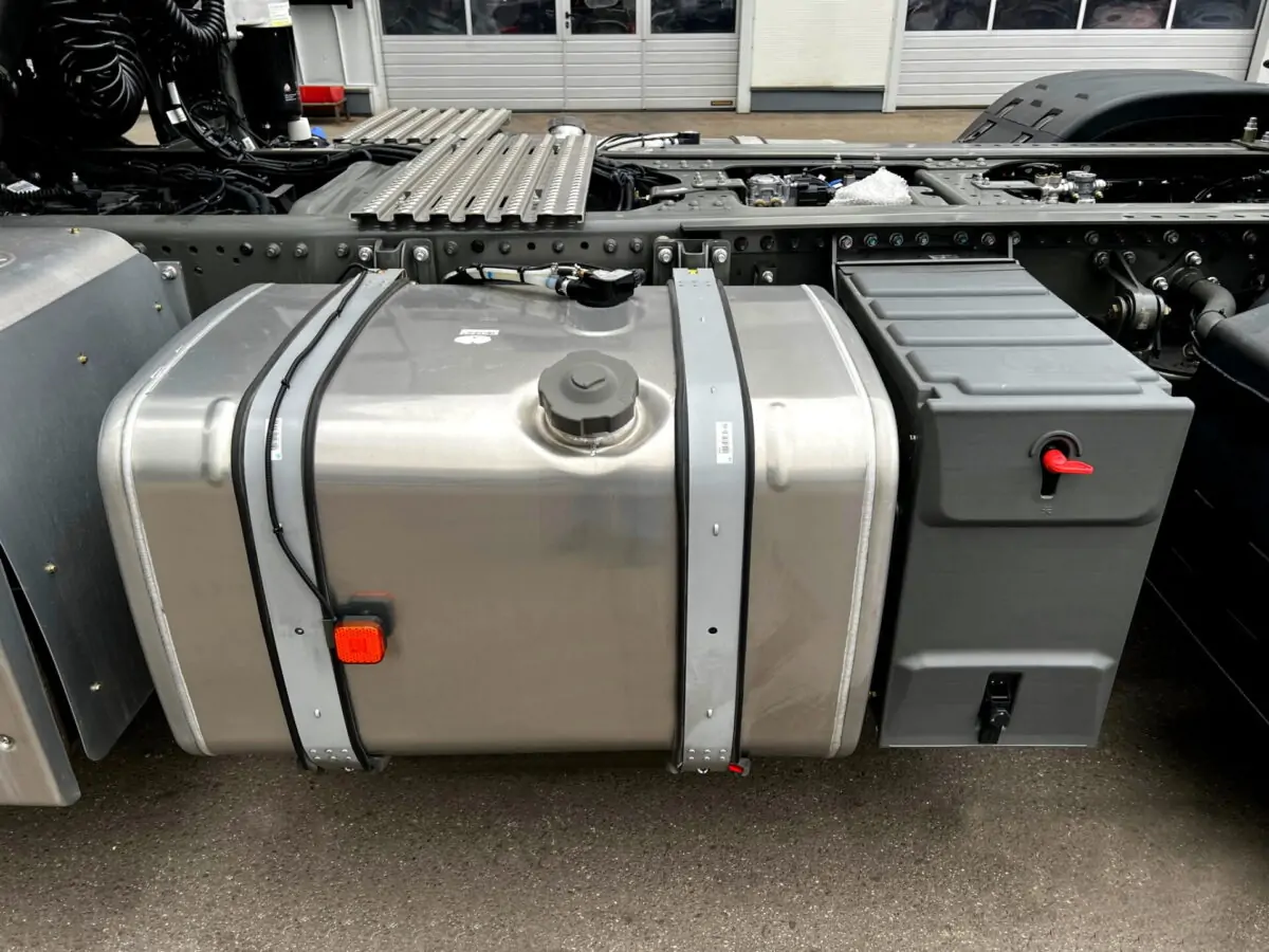 sitrak 6x4 тягач топливный бак