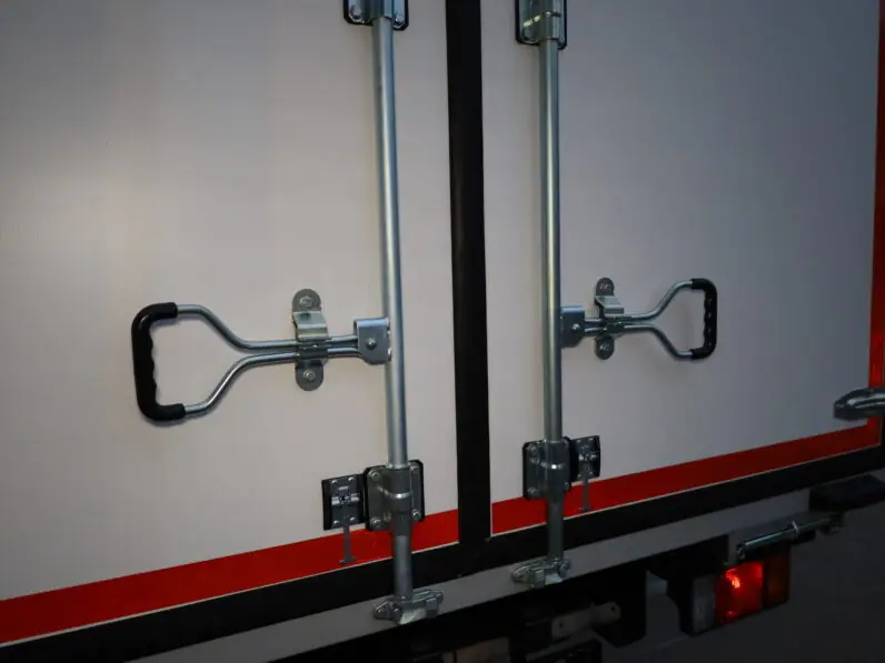 Изотермический фургон Isuzu ELF NМR85Н 27
